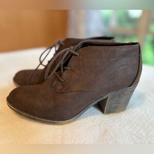 Rocket Dog Brown Lace Up Heel Size 6.
